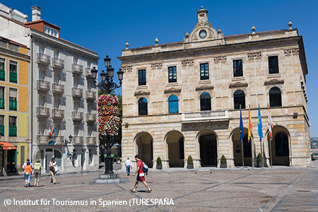 Der Hauptplatz von Gijon mit dem Rathaus
