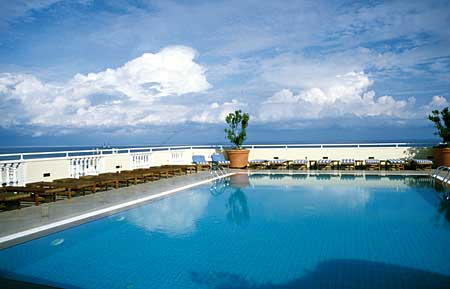 Der Pool auf der Dachterrasse des Hotel Colony in Girne / Kyrenia