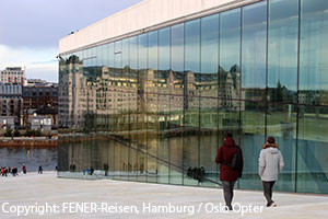 Die moderne Oper in Oslo mit Spiegelungen