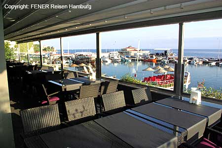 Blick von der Terrasse des Hotel 117 in Sinop auf den Fischereihafen